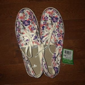 sanuk NEW WITH TAG! shoes💕🦋✨